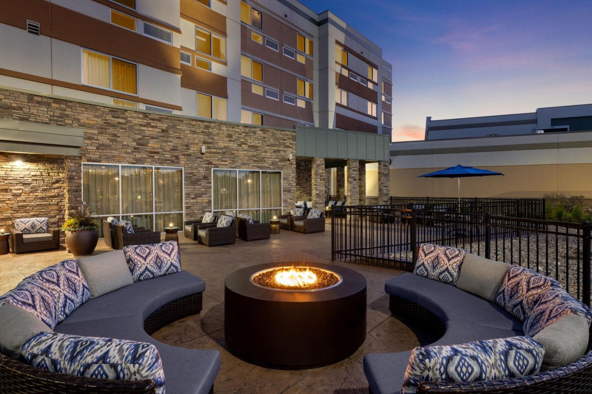 Courtyard By Marriott Omaha Bellevue At Beardmore Event Center Eksteriør billede